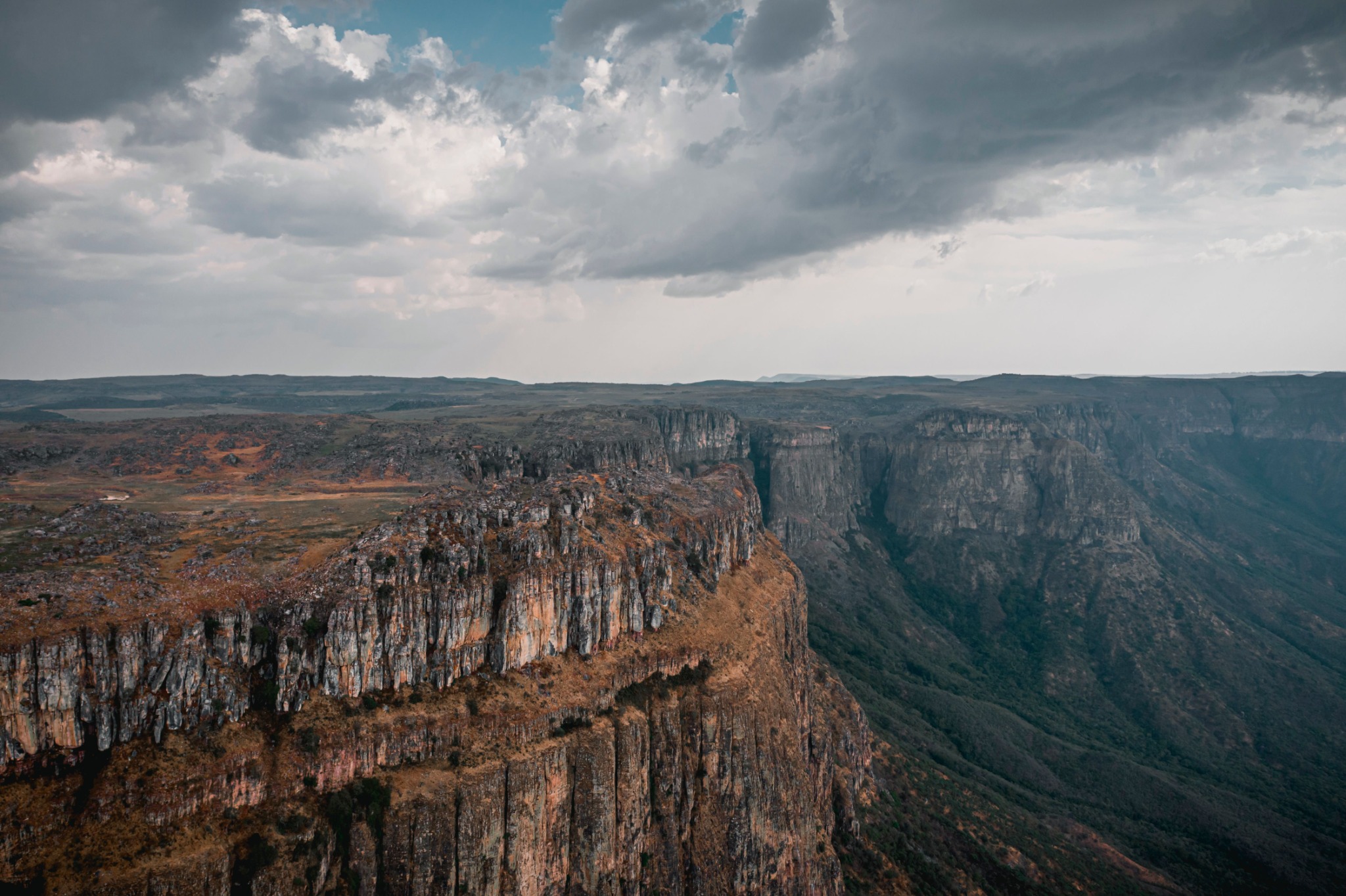 Escarpe de Tundavala bajo un cielo de nubes en Angola